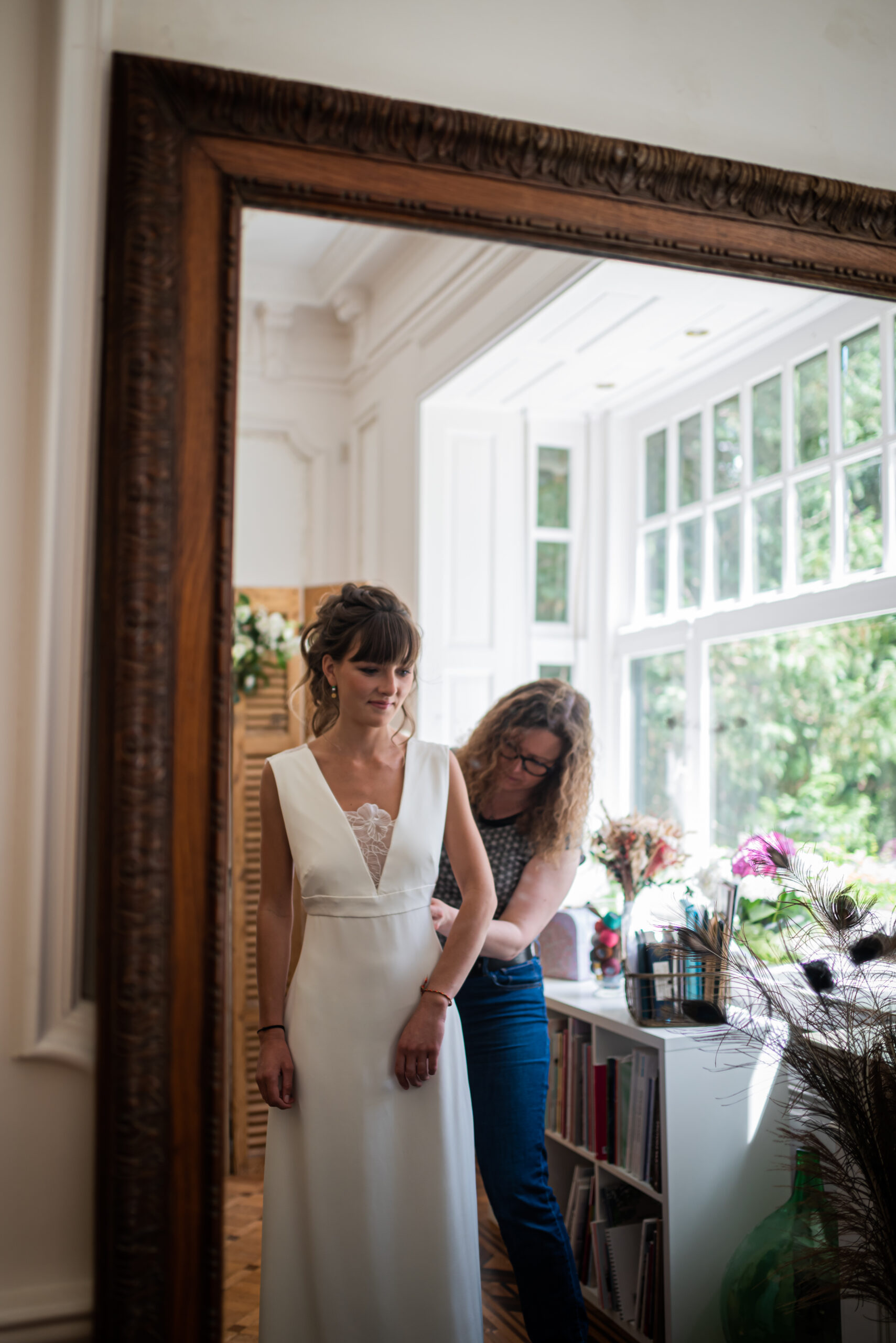 Essayage d'une robe de mariée sur mesure dans un atelier à Lille