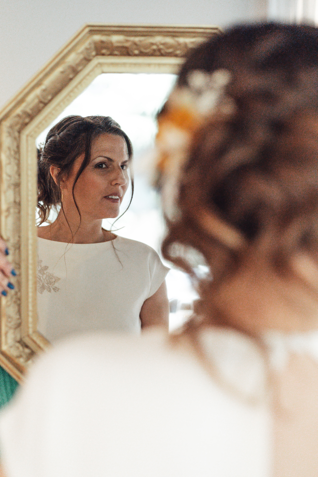 Essayage d'une robe de mariée sur mesure dans l'atelier