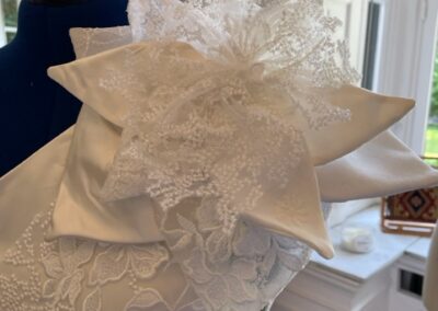 Robe de mariée sur mesure avec fleur en dentelle