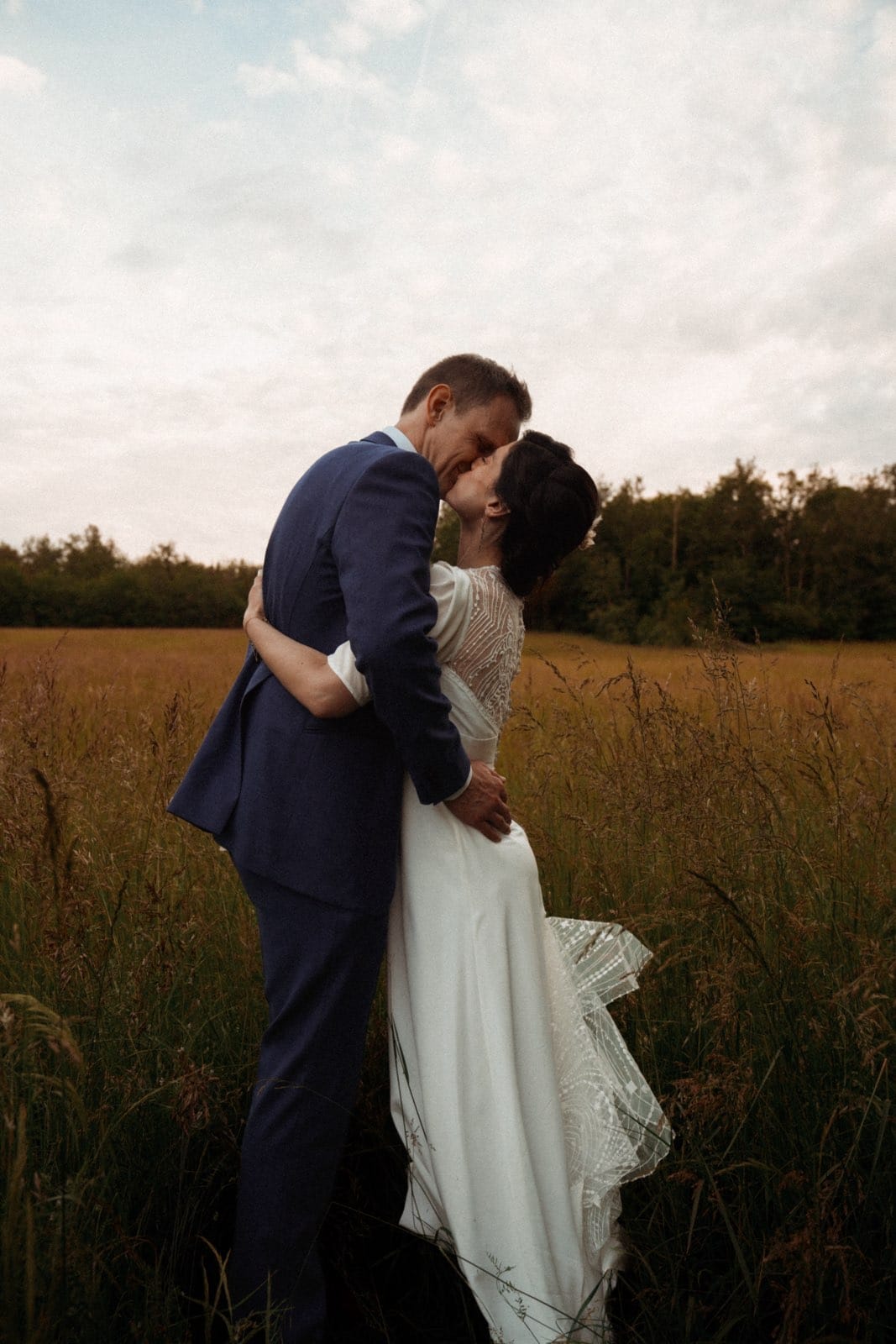 Détails de dentelle sur une robe de mariée sur mesure